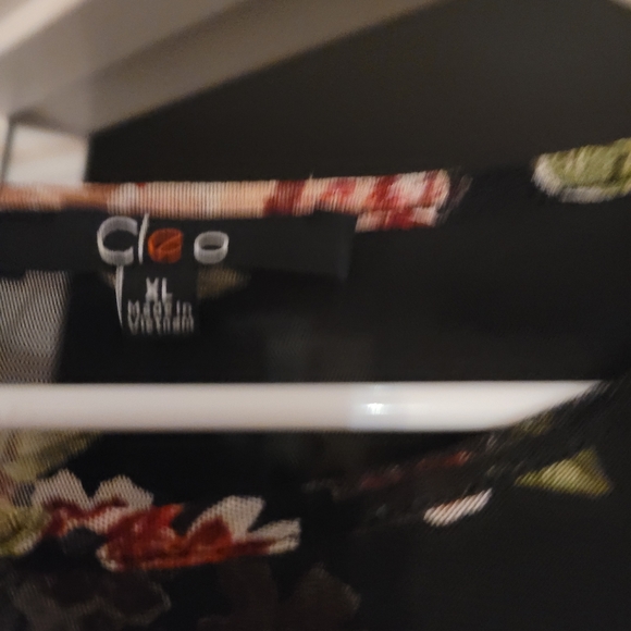 Sheer flower print top - Picture 2 of 2